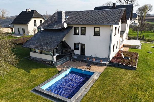 Conjunto de casas pareadas con piscina en una ubicación idílica cerca de Pöhl