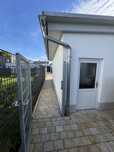 Aussicht ins Grüne! Lichtdurchflutetes Massivhaus in Bihlafingen, provisionsfrei – Ost-Ansicht