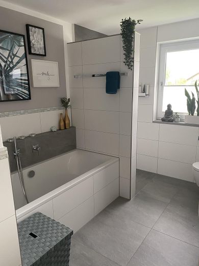 120 m² Familienwohnung mit XXL-Balkon, Doppelgarage, Wallbox, nahe Ingolstadt – Badewanne mit Dusche dahinter