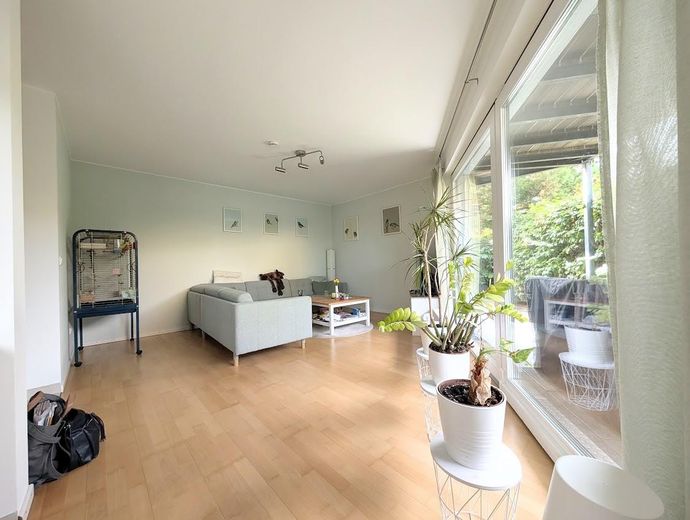 Casa di testa individuale di architetto con 4 locali a Schenefeld – Wohnzimmer