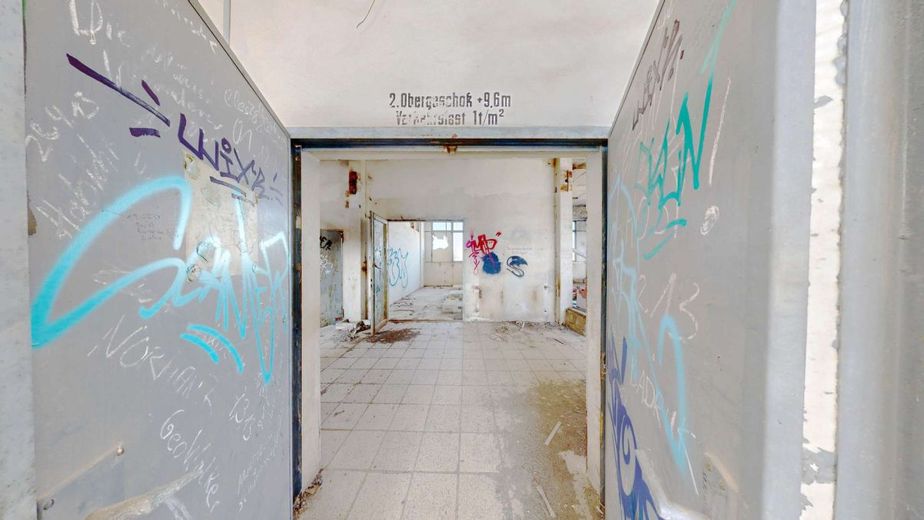 Bez prowizji miejsce inwestycyjne o dużym potencjale komercyjnym z halami, budynkami funkcjonalnymi i 2 bunkrami – Eingang 2. Obergeschoss