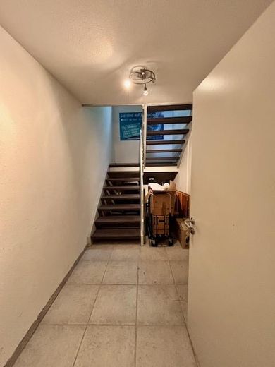 Aufgang zum Büro mit Stauraum