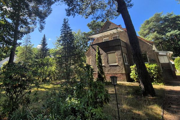 Großes Grundstück im Grünen mit Haus, Garage, Carport, Stellplätze