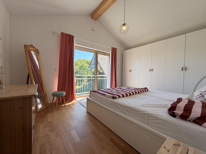 Neubau 2023 | KfW-40+ | PV + Speicher | 135 qm Wohnfläche | 635 qm Grundstück mit Südgarten – Elternschlafzimmer