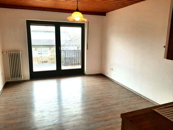 2 schöne 2-Zimmer Wohnungen mit Panoramablick, Balkon u. Küchenzeile u. 2 Duschbädern zu vermieten – Blick von Küche in den Raum