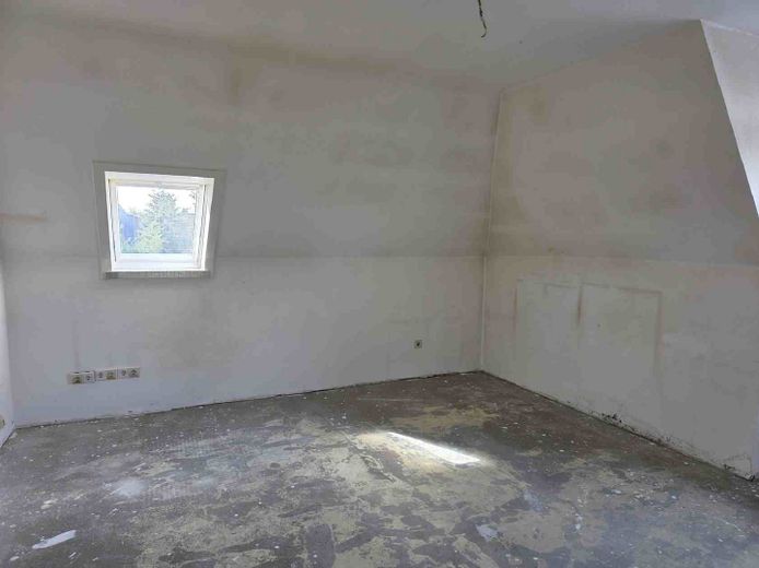 !Provisionsfrei! Sanierungsbedürftiges Einfamilienhaus! – OG Zimmer 4 I