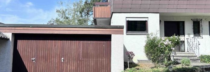 73207 Plochingen: DHH mit schönem Grundstück. Halbhöhenlage. Große Garage. 2 Stellplätze. Frei.