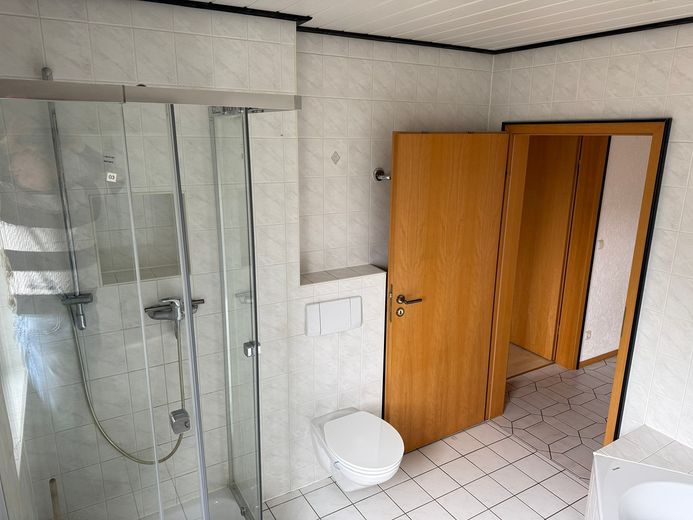 Gepflegtes Zweifamilienhaus mit freier Dachgeschosswohnung, großem Südgarten und Garage – Foto 24