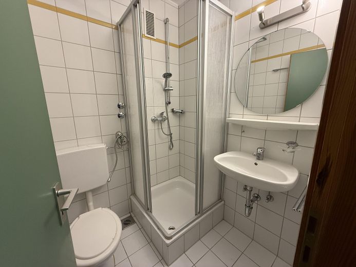Studio, Merkezi ve Tam Eşyalı (ALL-Inklusive) – Bad mit Dusche