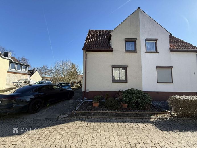 RESERVIERT***Kleine Doppelhaushälfte mit großem Grundstück und Entwicklungspotenzial – Außenansicht