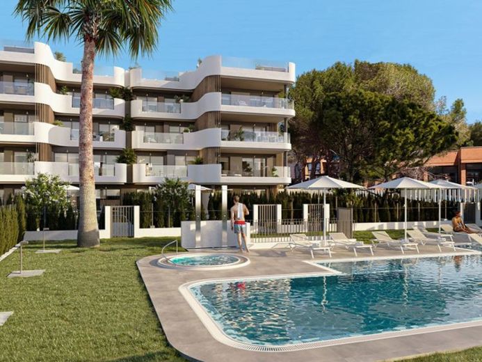 Appartements mit 2 Schlafzimmern, 2 Bädern, Fußbodenheizung in Bädern, Klimaanlage und Gemeinschaftspool nur 250 m vom Meer – Foto 1