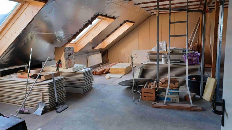 renov.bedürft. 3,5-Zi-Whg mit Balkon und EBK samt sep. DG-Whg. im Rohbau, in freundl. MFH in HN – Betreten d.Baustelle erwünscht
