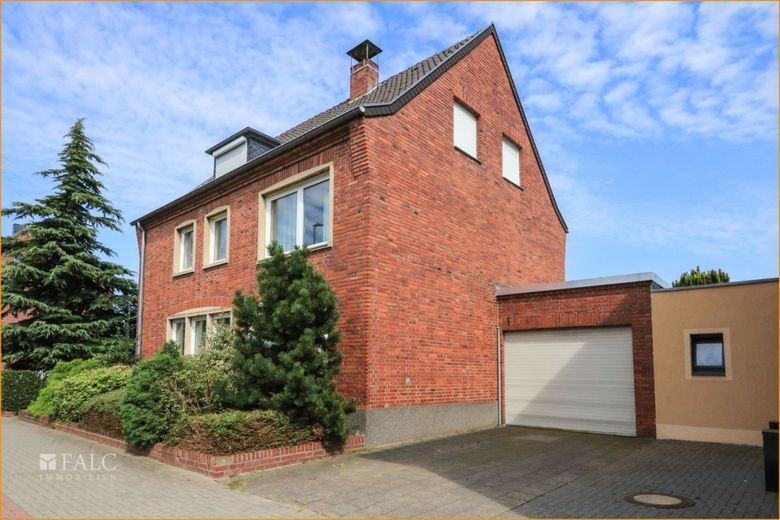 Mehrgenerationenhaus mit Schwimmbad – Garagenseite