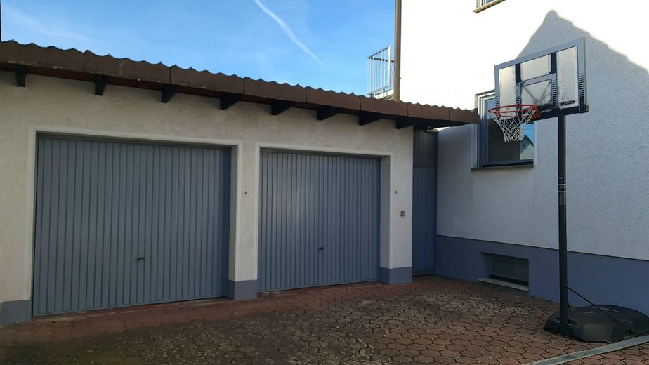 **PROVISIONSFREI** Top modern renoviertes Zweifamilienhaus in Breitengüßbach – Doppelgarage mit rückseitiger Werkstatt