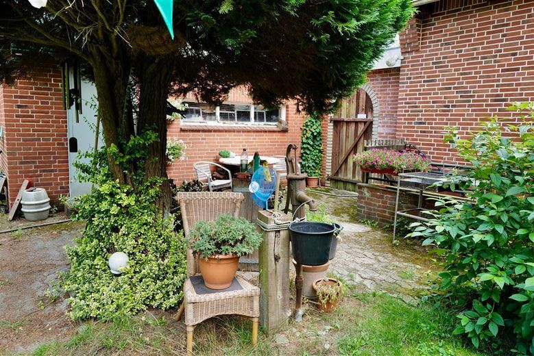 Garage und Tor zur Straße