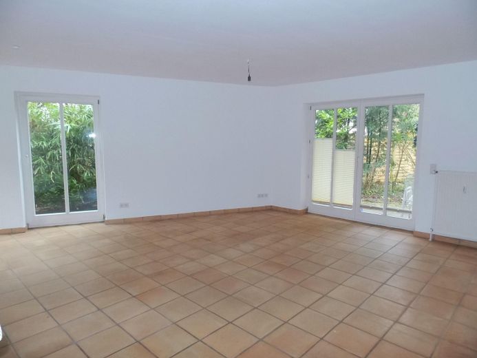Wohnerlebnis am Jenischpark: traumhafte Erdgeschoßwohnung mit eigenem Garten von Privat – Wohnbereich