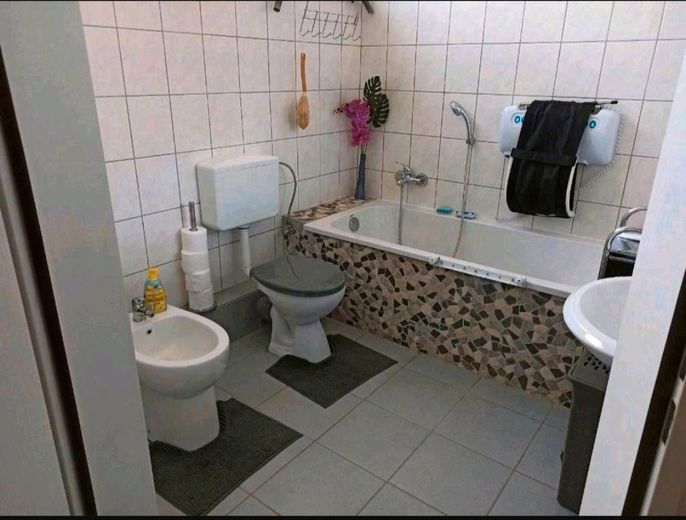 Mehrgenerationenhaus plus Gewerbe – Bad bei Schlafzimmer