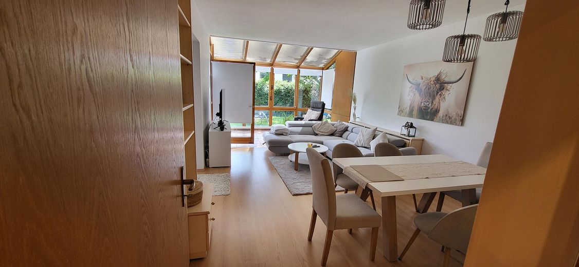 Exclusive 3-room apartment, fitted kitchen, terrace, winter garden + garden, top location Pforzheim Nordstadt – Wohnzimmer / Wintergarten