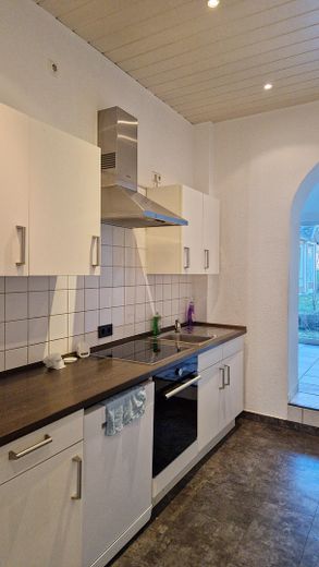 Reserviert: 3,5-Zimmer-Wohnung mit Privatgarten in Zweifamilienhaus, sanierter Altbau – Einbauküche