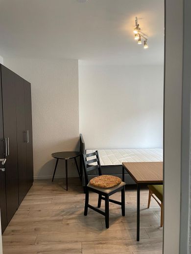 Wohnbereich mit Schrank + Bett