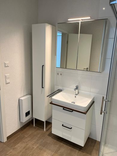 Modern wonen in Stuttgart-West | 53 m² | Inbouwkeuken | Vloerverwarming | Energetisch gerenoveerd – Badezimmer Möbel