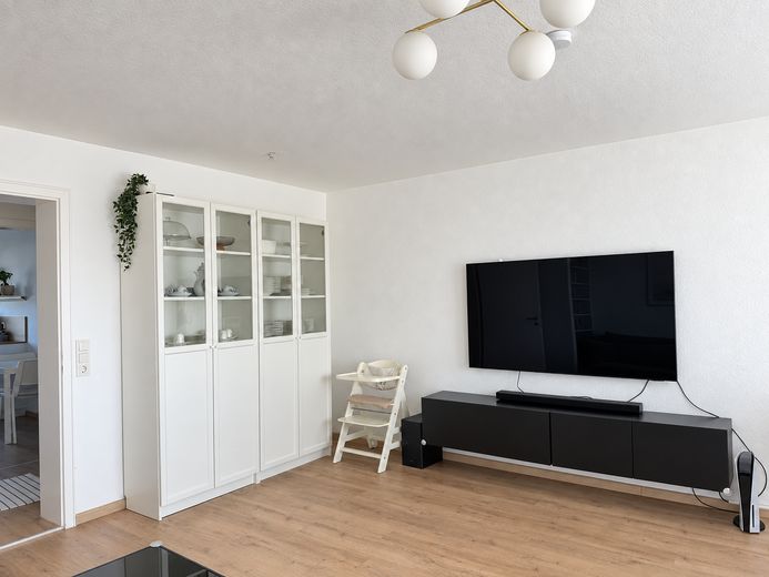 Appartement rénové lumineux de 3 pièces avec balcon à Pfullendorf – Wohnzimmer