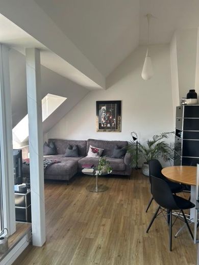 Luminoso y modernizado piso de 2 habitaciones en la última planta con terraza en la azotea en Hannover – List – Foto 1