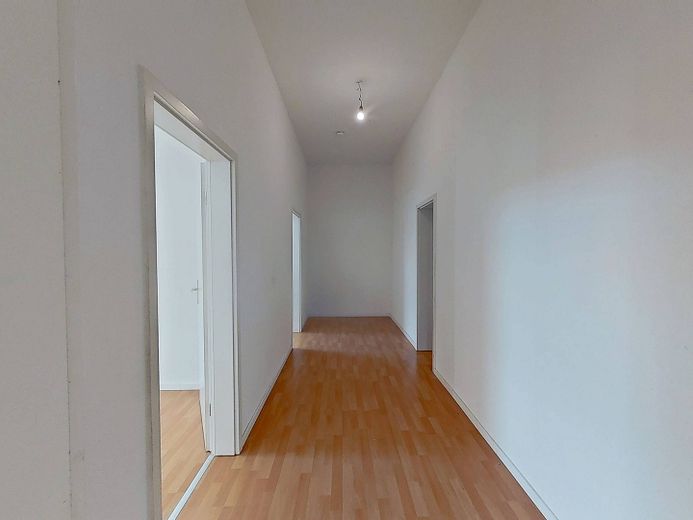 Ferah 3 odalı daire, BALKON ve mutfak ile – Flur