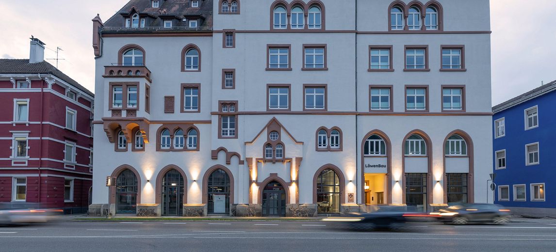 Möbliertes Luxus-Wohnen im LöwenBau - E3-W06, 2 Zi, 54 m² - 1.700 € FLAT – Strassenfassade LöwenBau