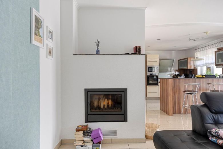 Wohnen mit Zukunft: Einfamilienhaus mit Wärmepumpe, Kamin und Effizienzklasse A+ – EG: 2-seitiger Kamin Wohnzimmer