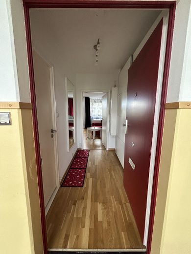 Ankastre mutfaklı, duş banyolu, balkonlu, otoparklı daire; BER ve Freie Universität Berlin yakınında – Blick vom Treppenhaus in Whg.
