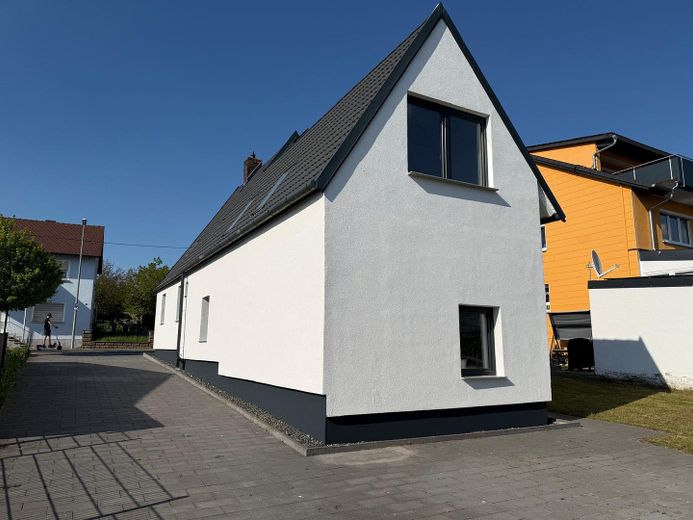Modernisiertes Einfamilienhaus mit separatem Wohnbereich und großem Garten in Lonnerstadt – Hinteransicht 2