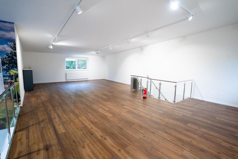 Repräsentive Gewerbeimmobilie mit Einliegerwohnung – Lager/Büro/Ausstellung oben