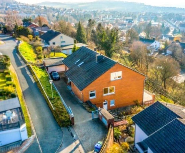 Wieder verfügbar: Große 3-Zimmerwohnung mit traumhaftem Ausblick in Alfelder Bestlage – Hausansicht