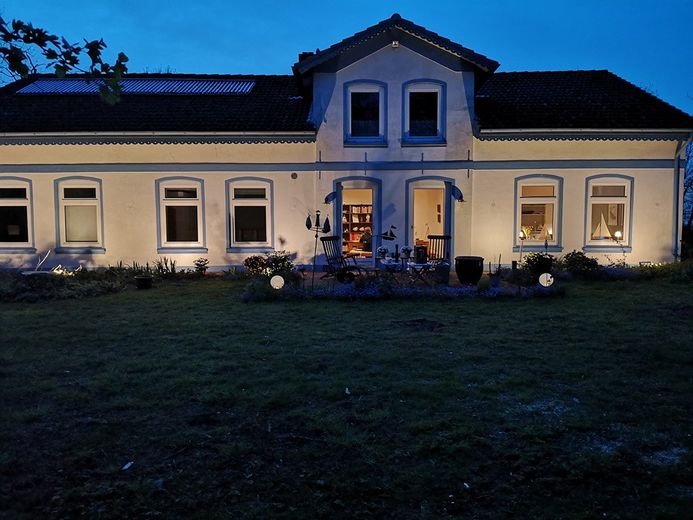Traumhafter Resthof in absoluter Alleinlage direkt hinterm Eiderdeich mit eigenem Leuchtturm! – Außenansicht Betreiber Haus 1