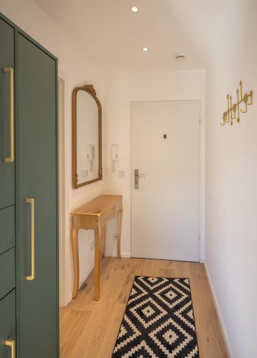 Wunderschöne City Wohnung im Zentrum von Dachau mit Blick auf den Schlosspark! Vollständig möbliert. – Eingangsbereich