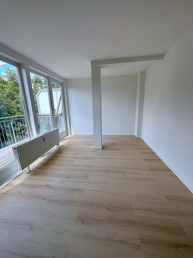 Ruhig wohnen nahe dem See: Helle 3-Zimmer-Dachgeschoss-Wohnung mit Balkon in Zossen – Wohnzimmer