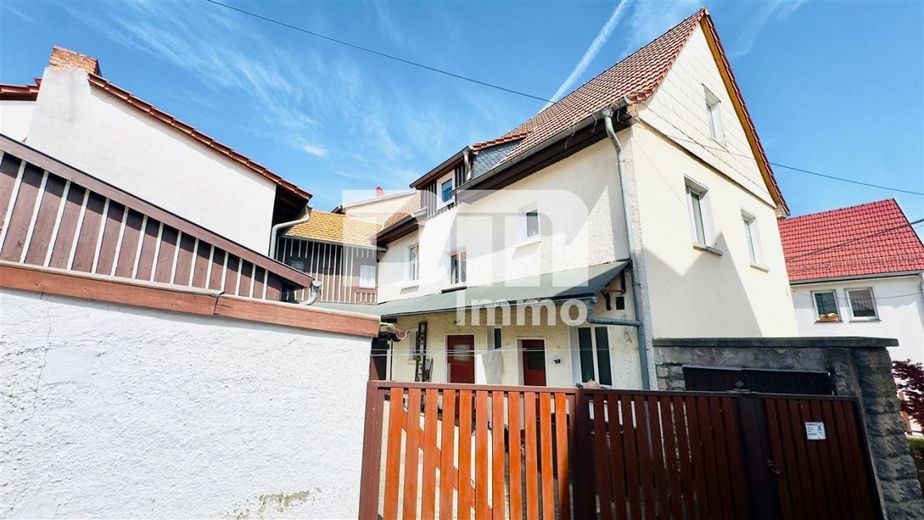 Vielseitiges Raumwunder mit Potenzial: Ein- bis Zweifamilienhaus im Herzen von Amt Creuzburg – Rückansicht / Zufahrt Innenhof