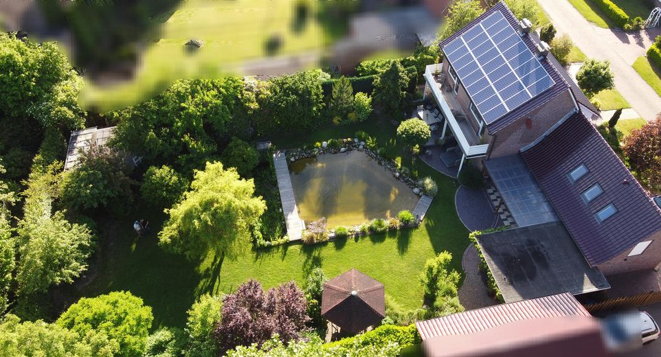 Perfektes Familiendomizil: Zentral wohnen, am Waldrand leben - provisionsfrei – Luftbild