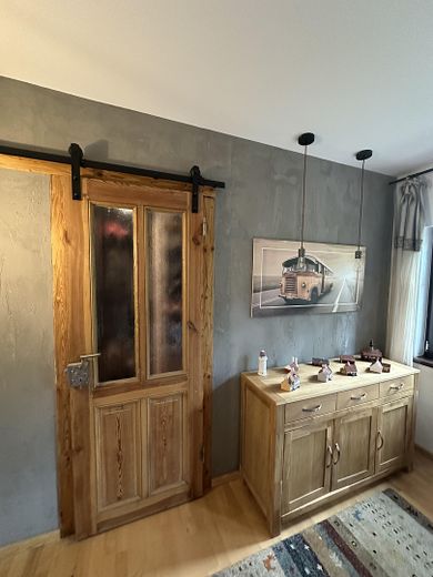 Wohnen wie im Urlaub: Mediterraner Bungalow in Blankenfelde-Mahlow – Tür zum Ankleidebereich EG