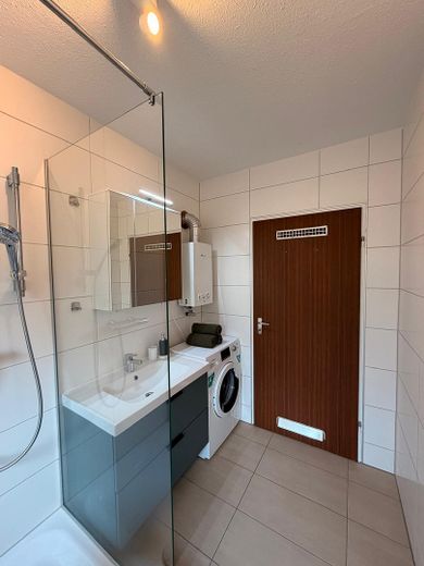 All Inclusive: voll möblierte 2-Zimmer Wohnung mit Balkon in der Innenstadt – Waschmaschine