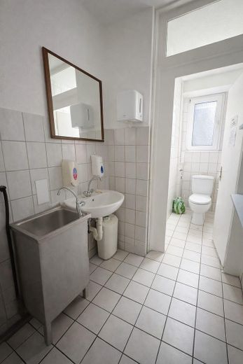 Commercial unit for pizza, delivery service and other fast food or retail – WC hofseitig