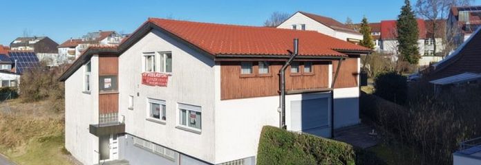Un emplacement résidentiel prisé allié à une utilisation polyvalente ! Maison bifamiliale avec espace professionnel à vendre !