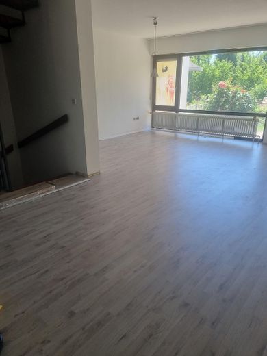Provisionsfreies Einfamilienhaus in wunderschöner Lage – Wohnen/Essen/Kellerabgang EG