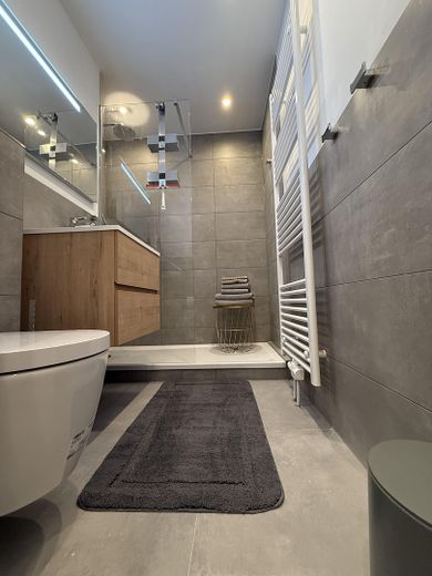 Stilvoll sanierte & modern möblierte 1-Zi Wohnung in Toplage – Bad