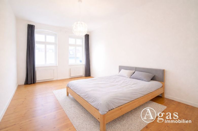 Charmante 2-Zi-Altbauwohnung mit Balkon in ruhiger Hinterhauslage – Schlafzimmer