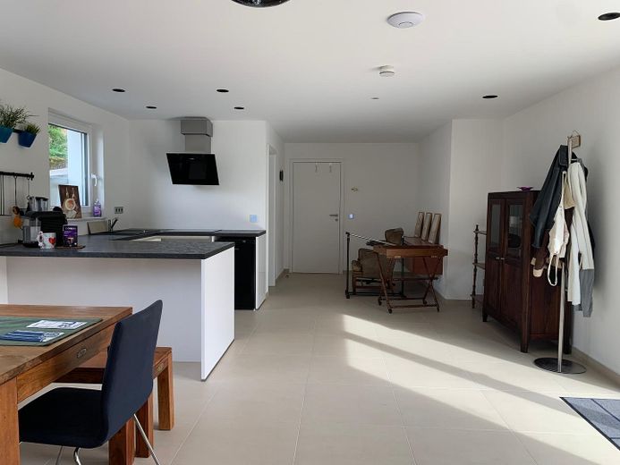 Moderne hochwertige Wohnung mit schöner Terrasse – Küche und Eingangsbereich