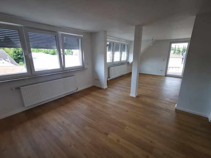 Modernisierte Dachgeschosswohnung in Mainz-Finthen - hell, ruhig und charmant – Fensterfront im Wohnzimmer