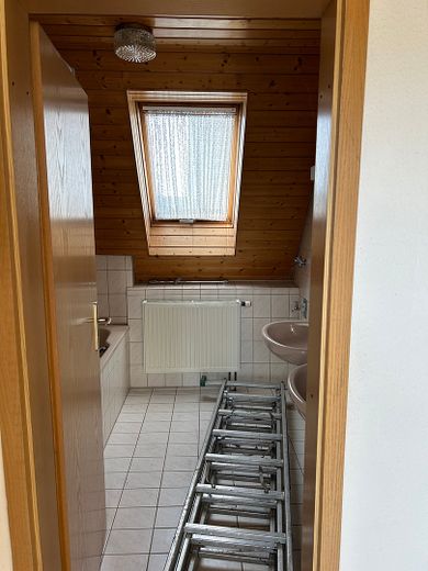 Zweifamilienhaus mit Potenzial: Eine Wohnung bezugsfertig, eine Wohnung zum gestalten und mit viel Raum für eigene Ideen – Foto 16