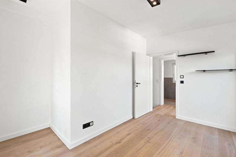 ¡Casa moderna KfW55 de 2020 con terraza en la azotea y cocina en Múnich-Untermenzing! ¡Sin comisión! – Kinderzimmer/Büro Dachgeschoss